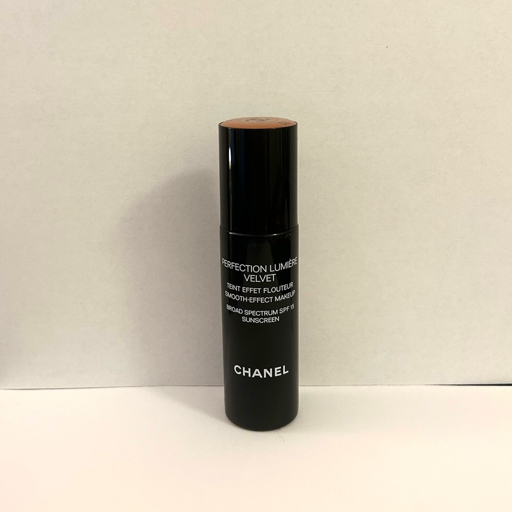Chanel Perfection Lumiere Velvet Smooth effect makeup # 70 Beige.